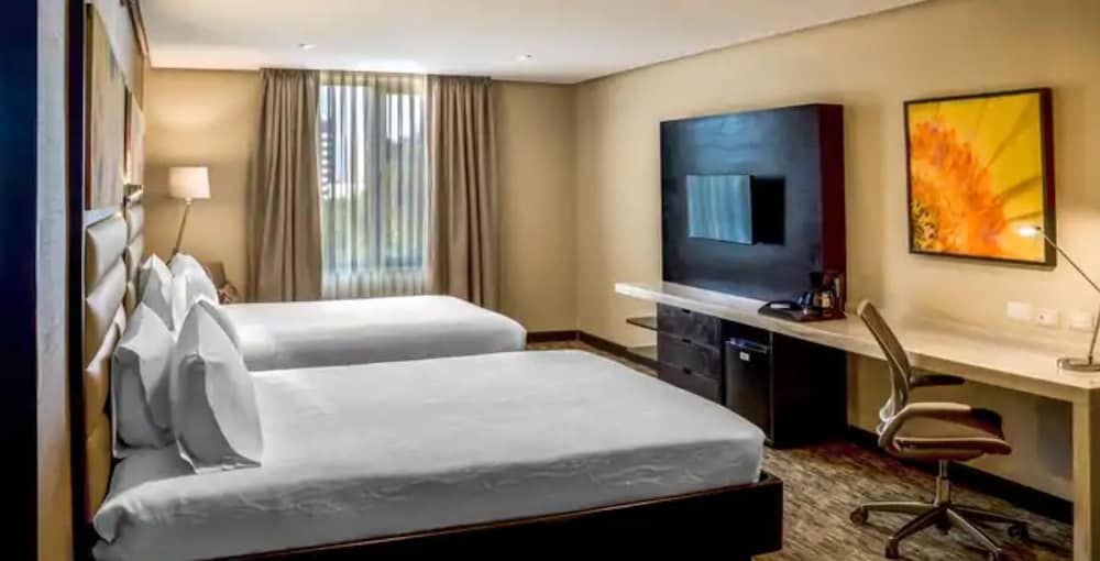 Room, 2 Queen Beds, City View - Photo 5