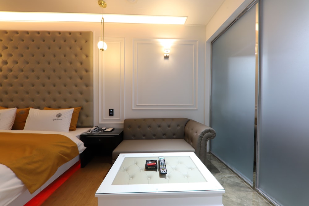 Room, Jetted Tub (Special) - Photo 7