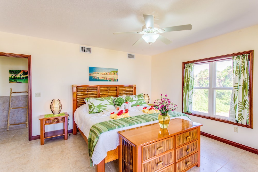 Luxury Villa, 2 Bedrooms, 2 Bathrooms, Beachfront