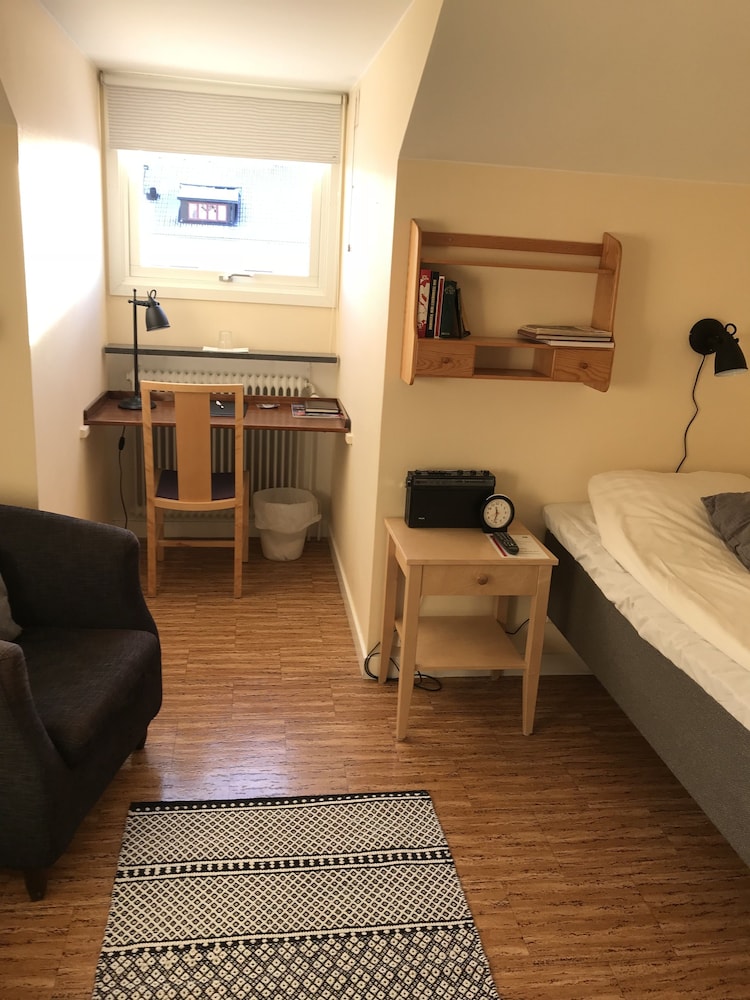 Single Room (shared bathroom) photo 3