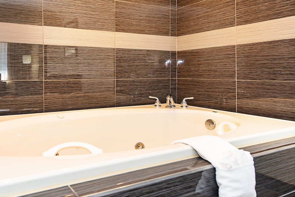 Suite, 1 King Bed with Sofa bed, Non Smoking, Jetted Tub - Photo 2