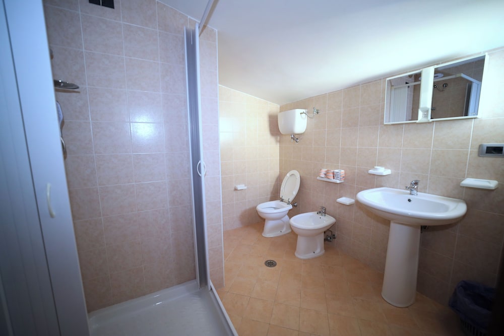Basic Quadruple Room photo 3