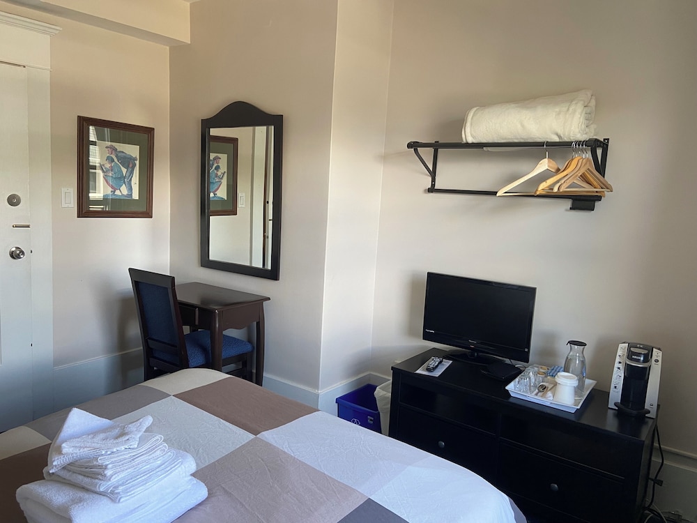 Economy Room, Shared Bathroom thumbnail 5