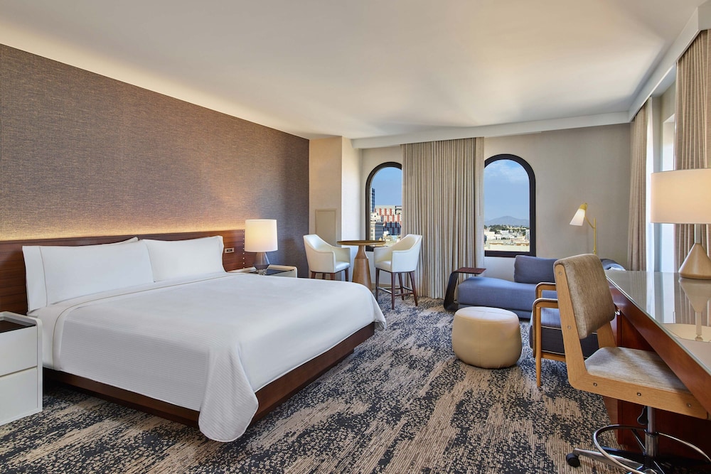 Executive Room, 1 King Bed, Corner - Photo 1