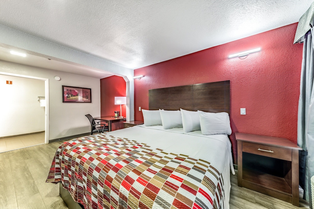 Deluxe Room, 1 King Bed, Accessible (Roll-In Shower, Smoke Free) - Photo 4