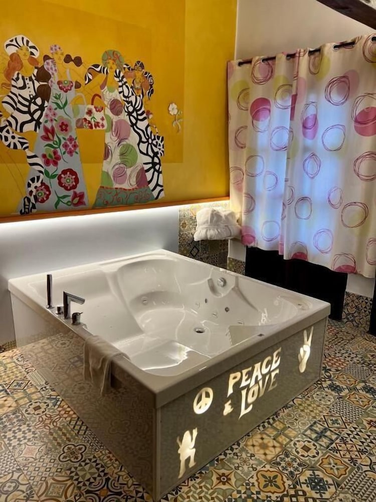 Deluxe Studio Suite (Jacuzzi) photo 2