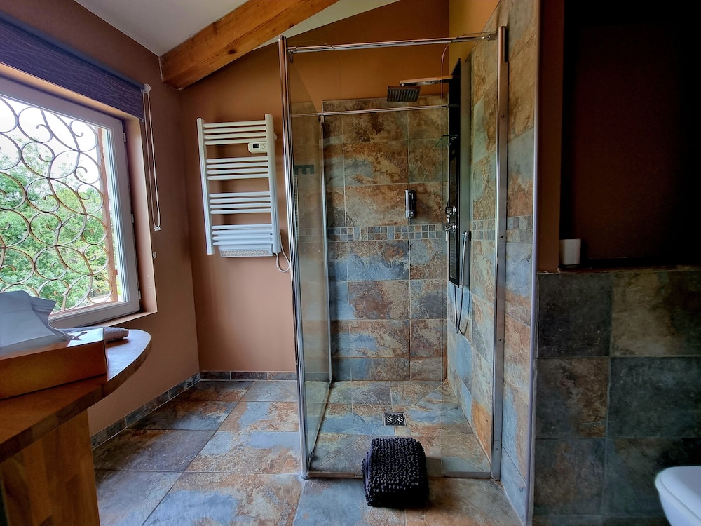 Deluxe Double Room, 1 King Bed, Private Bathroom, Garden View (Pic Saint Loup ) photo 2