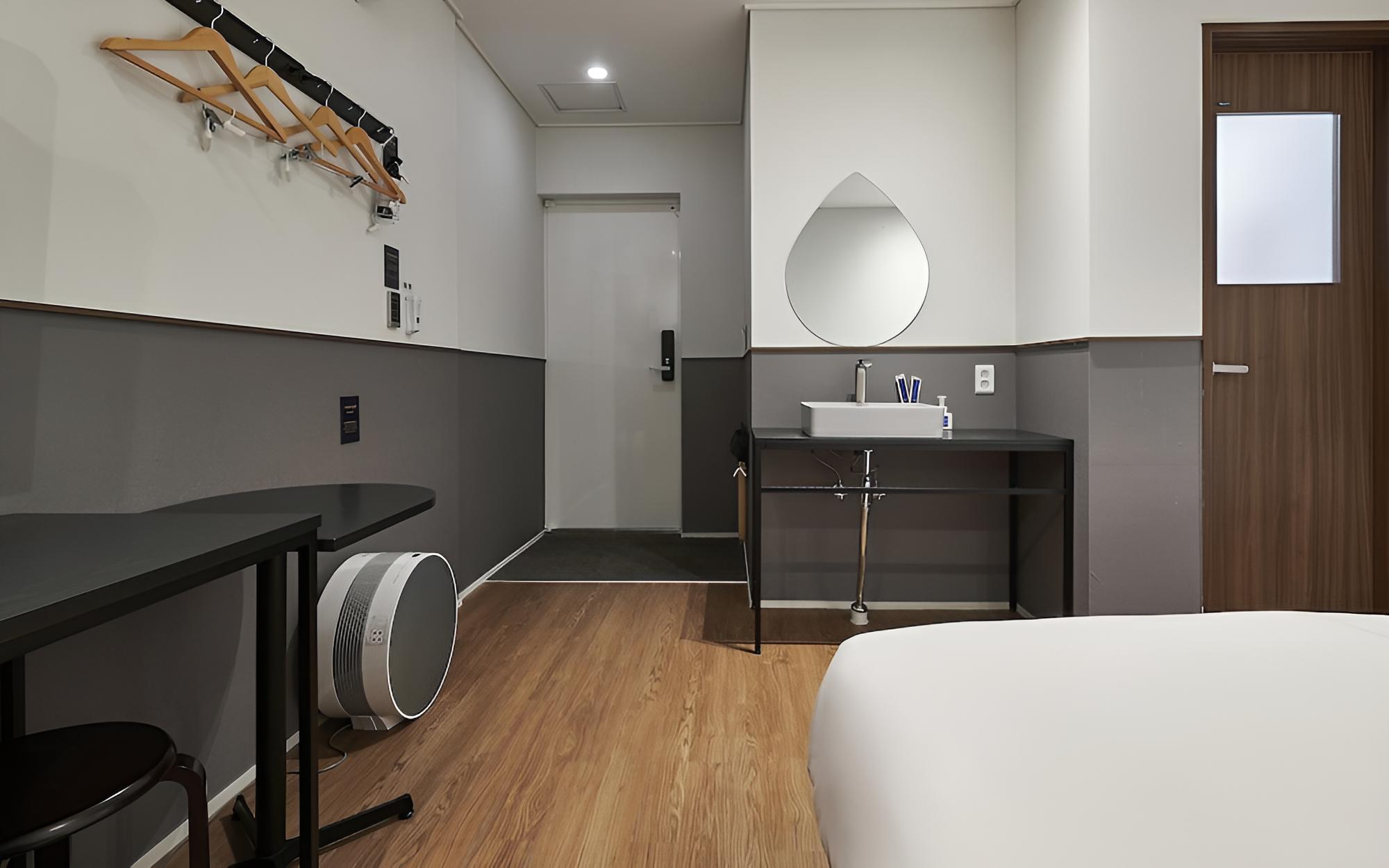 Room (Economy-Non-smoking (No Window Queen ) - Photo 3