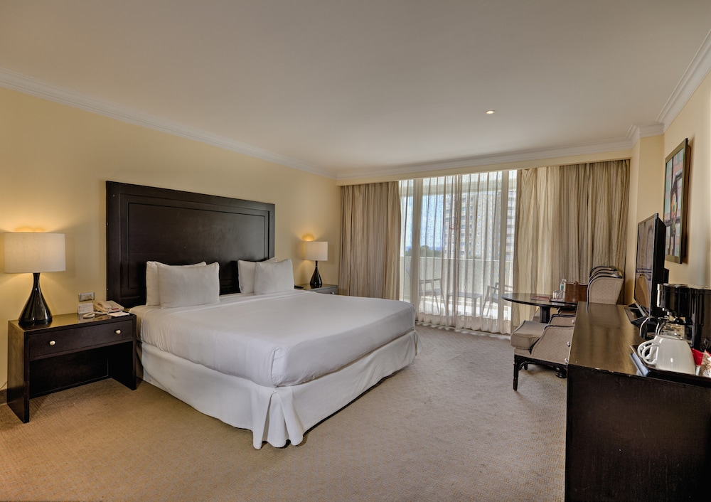 Deluxe Room Pool View With Balcony photo 2