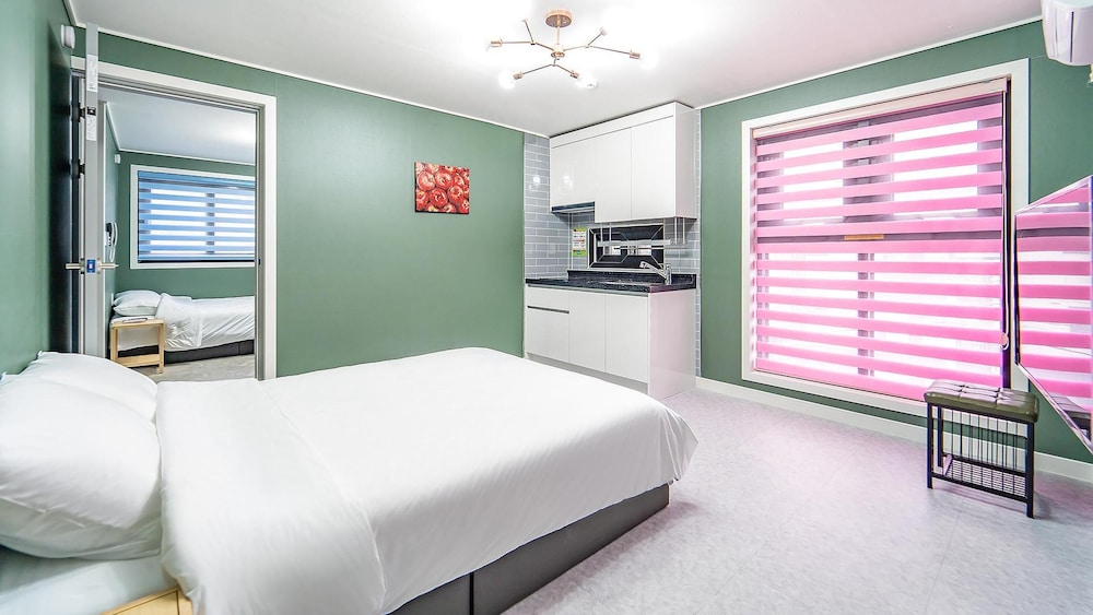 Basic Room, 2 Bedrooms (momi+euni bang)