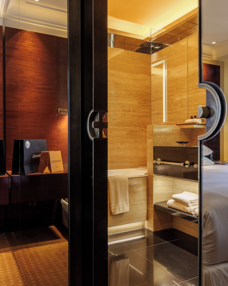 Standard Room, 1 King Bed, Courtyard View photo 2