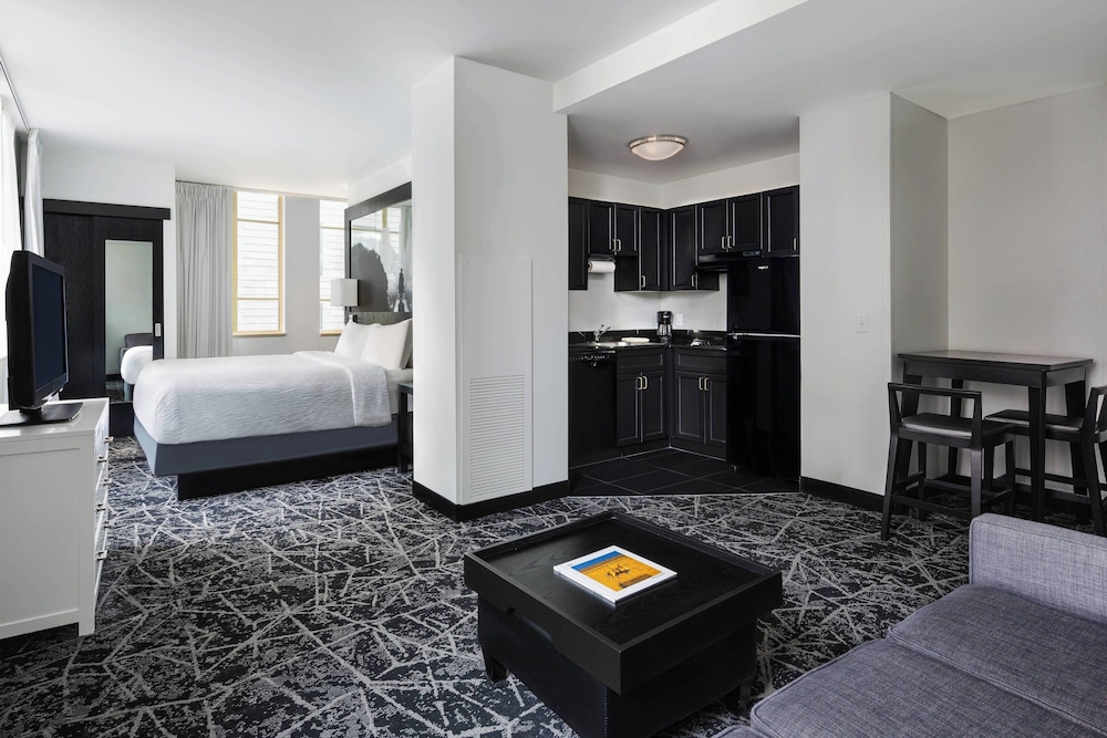 Suite, 1 Bedroom, Kitchen (1 Queen Bed with Sofa bed) photo 3