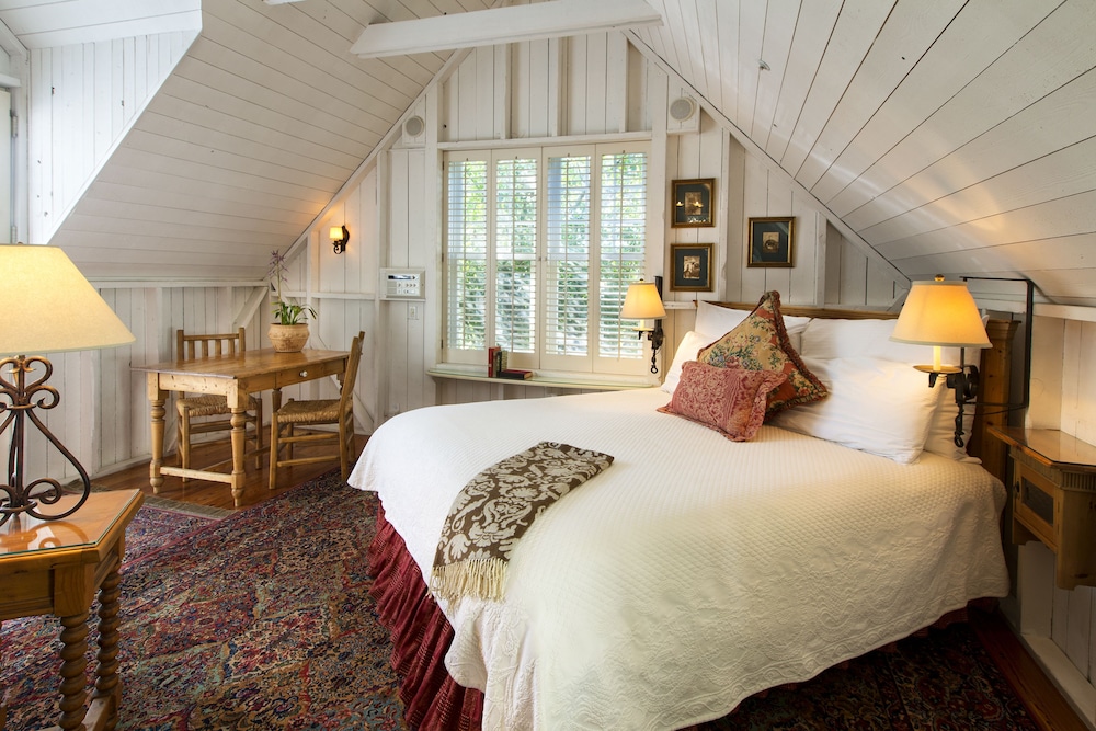 Loft, 1 King Bed, Balcony, Fireplace, Garden View (Hayloft)