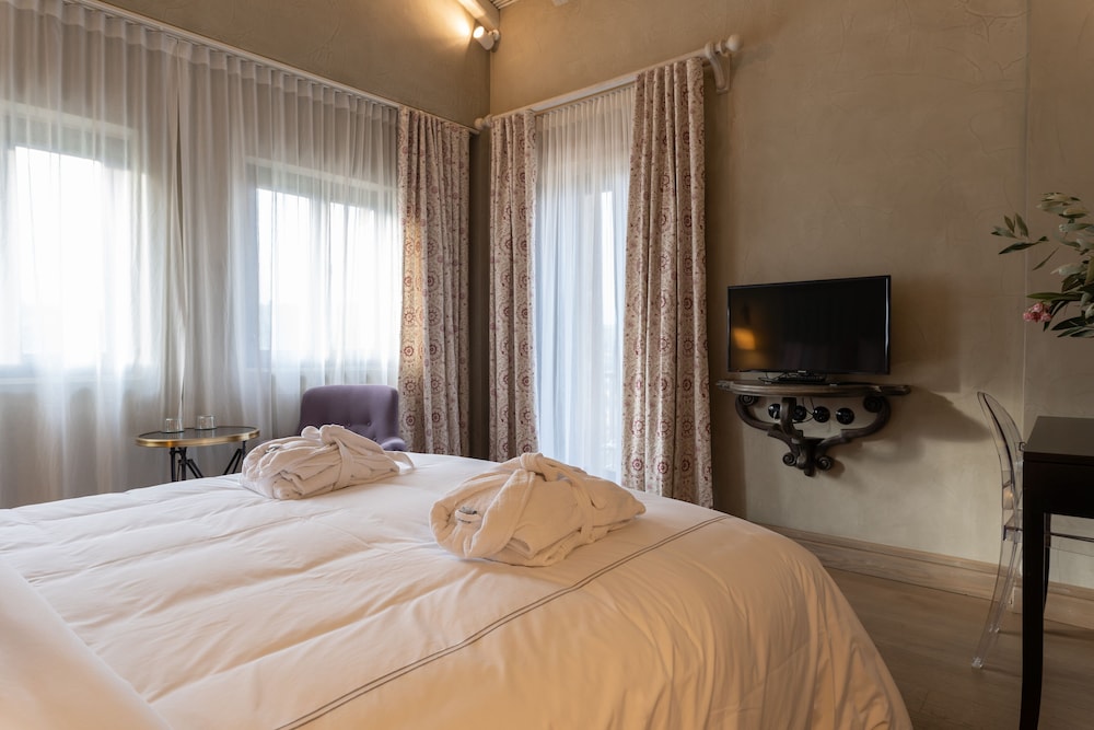 Deluxe Double Room, 1 King Bed, Non Smoking, Balcony photo 3