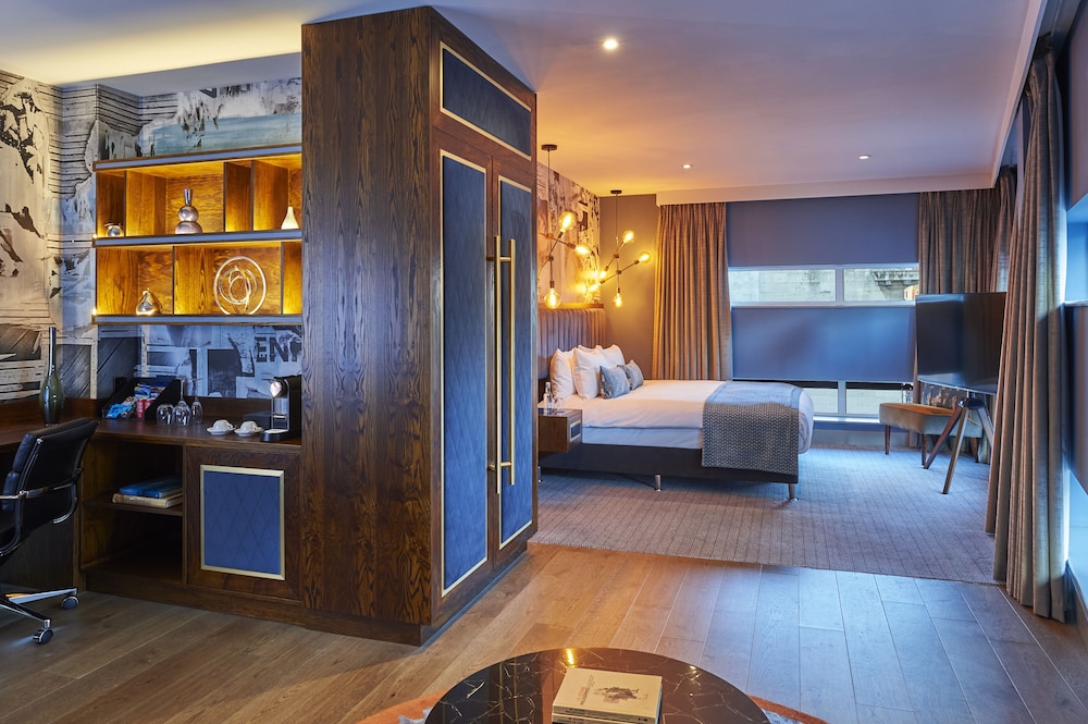 Corner Suite - Photo 3