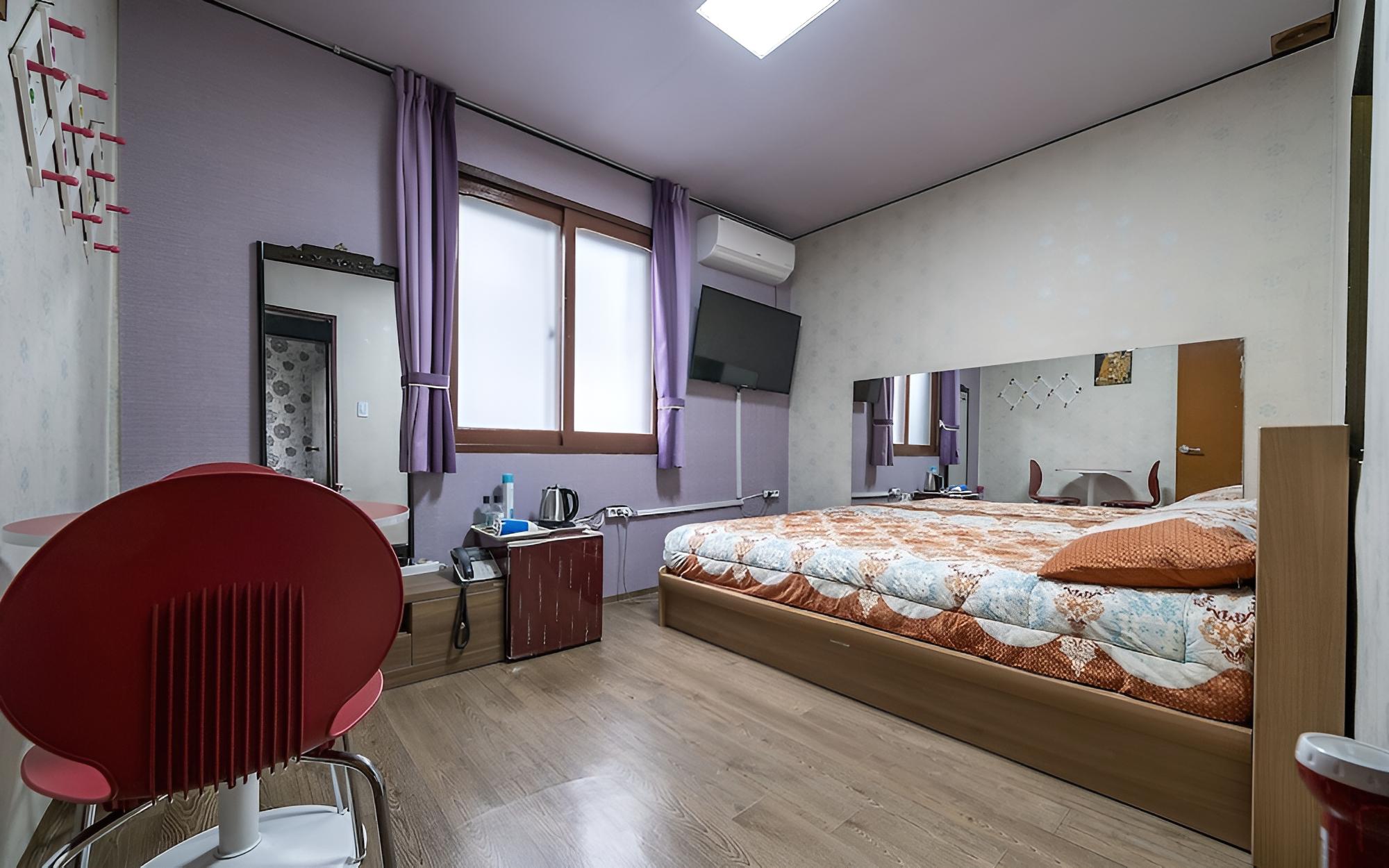 Room (Bed A) - Photo 1