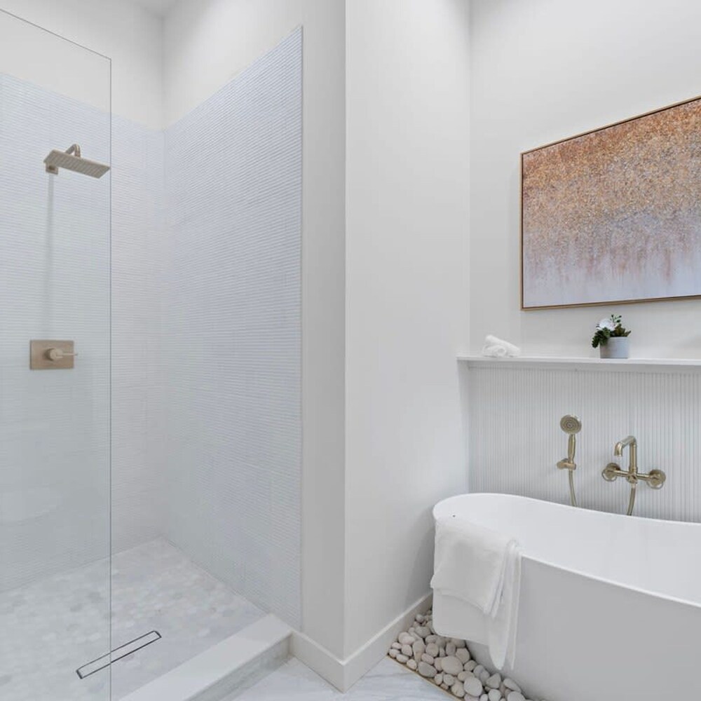 Chic 4-bedroom Haven Designer s Dream Home, Photo 3