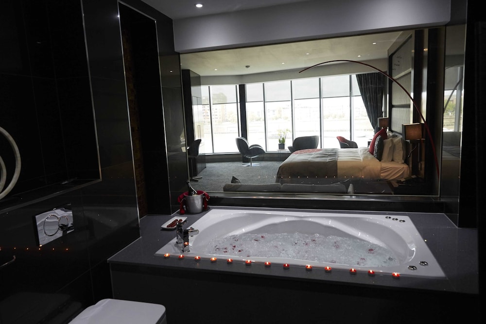 Emperor Suite, river view photo 3