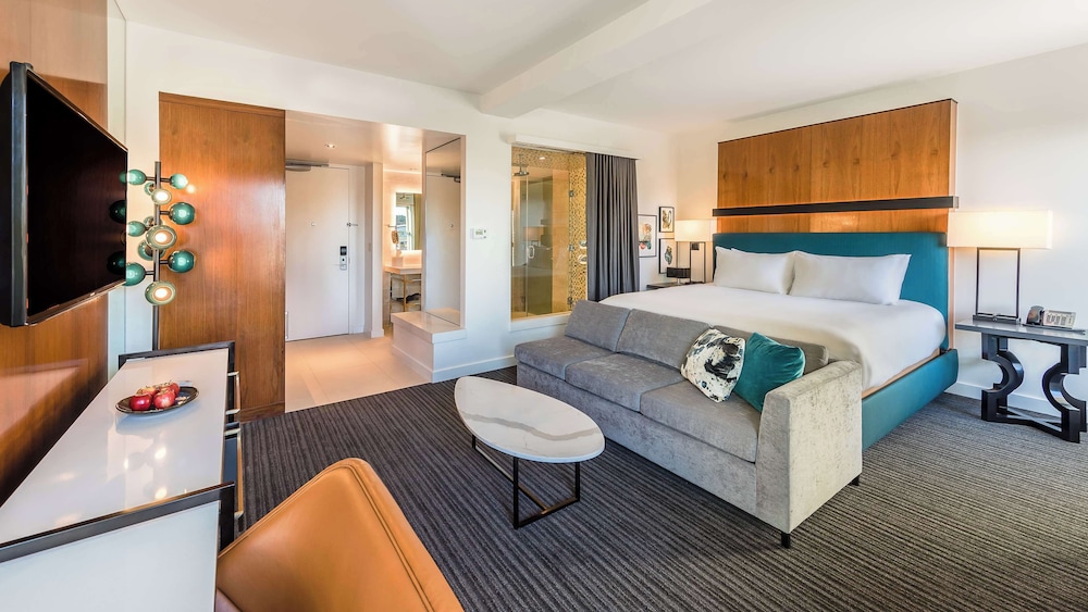 Deluxe Room, 1 King Bed with Sofa bed photo 2