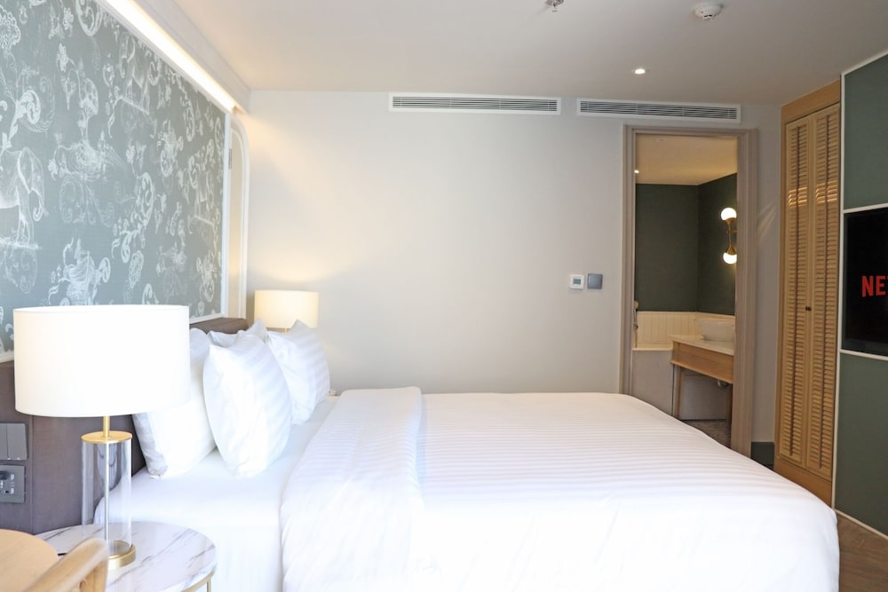 Quarter One-Bedroom River View King Suite