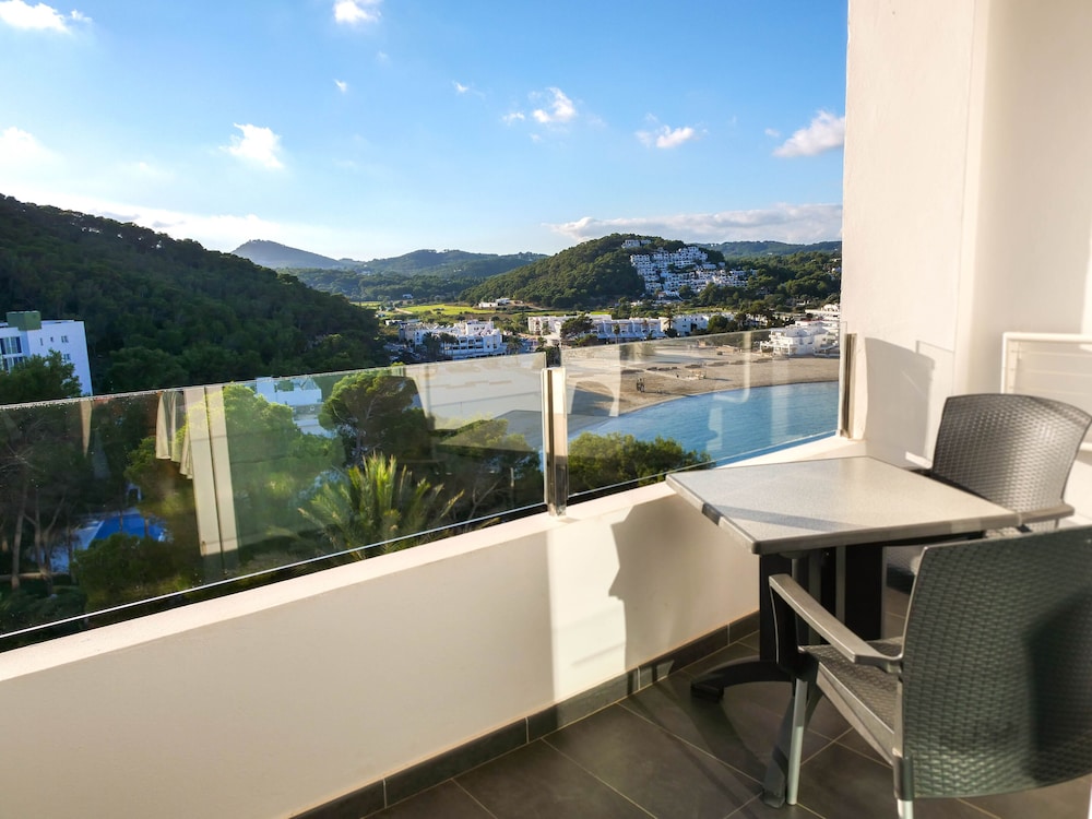 Deluxe Room, Beach View (Single Use) - Photo 6