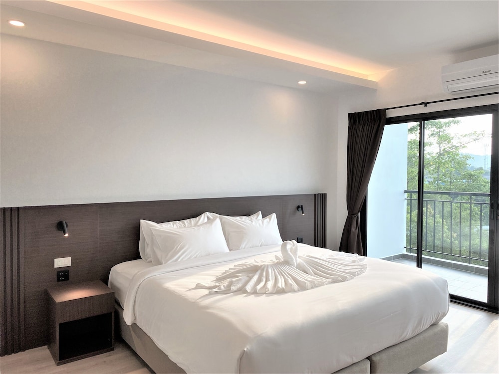 Deluxe Room, 1 King Bed, Bathtub - Photo 6
