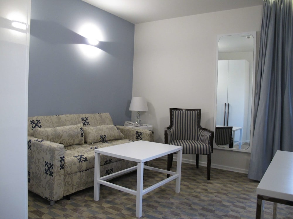 Suite, 1 Queen Bed, Non Smoking, Kitchenette - Photo 3