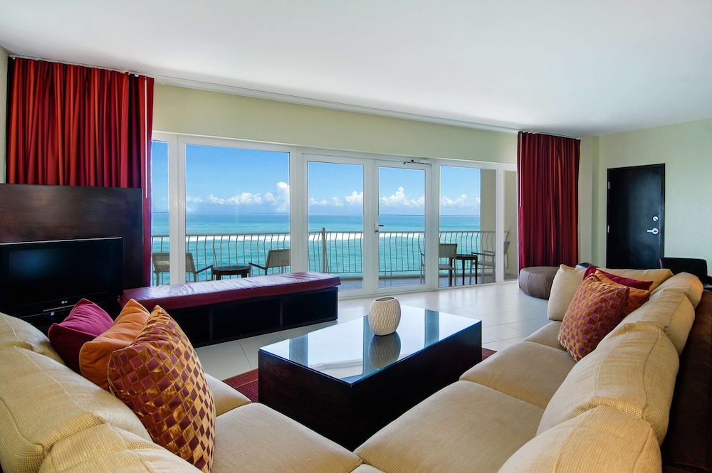 Suite, 1 King Bed, Oceanfront (Penthouse) photo 3