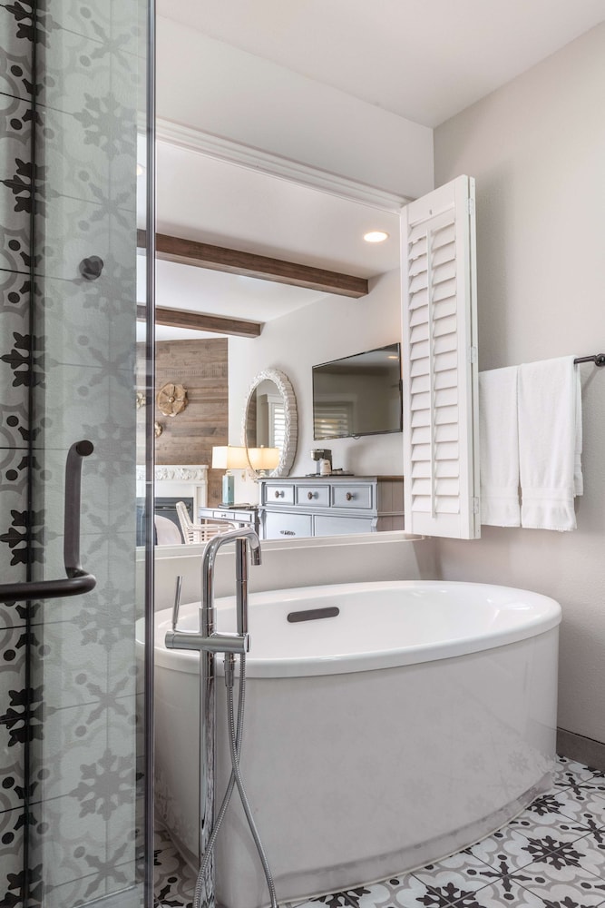 Room, 1 King Bed, Fireplace (Soaking Tub) - Photo 6