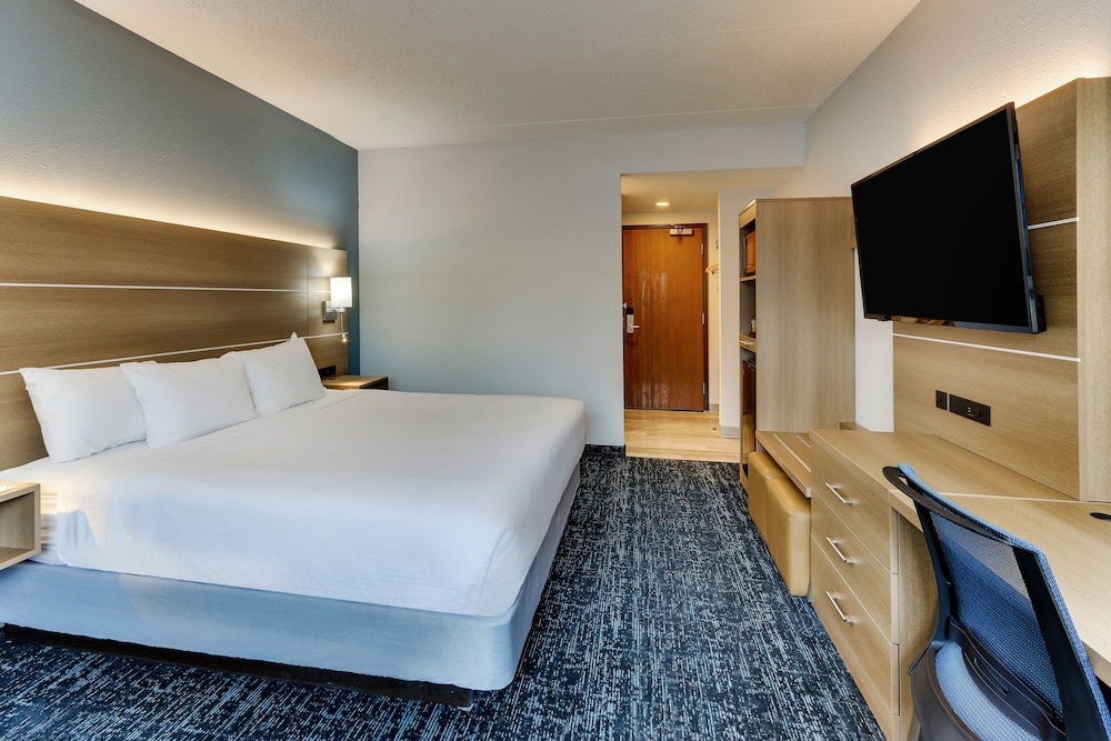 Superior Room, 1 King Bed, Balcony, Partial Lake View