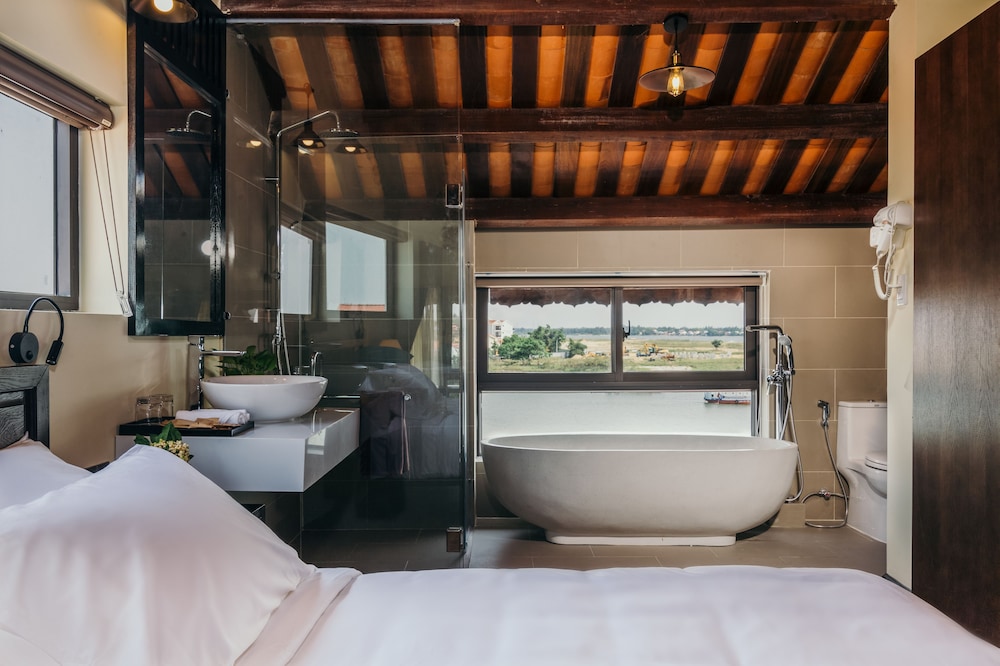Luxury Suite, River View - Photo 18