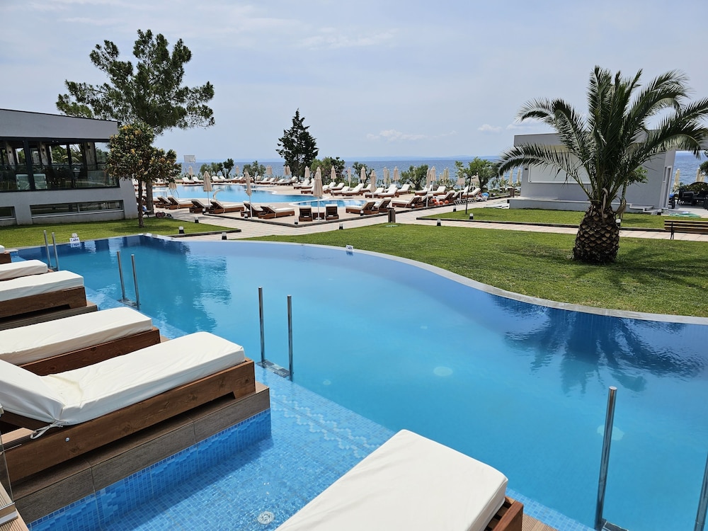 Deluxe Room, Sea View (Sharing Pool) photo 1