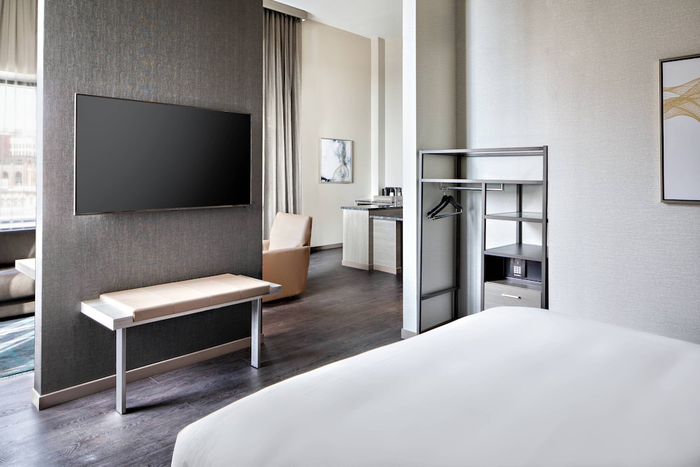 Room, 1 King Bed, City View (Mobility/Hearing Accessible, Tub) - Photo 1