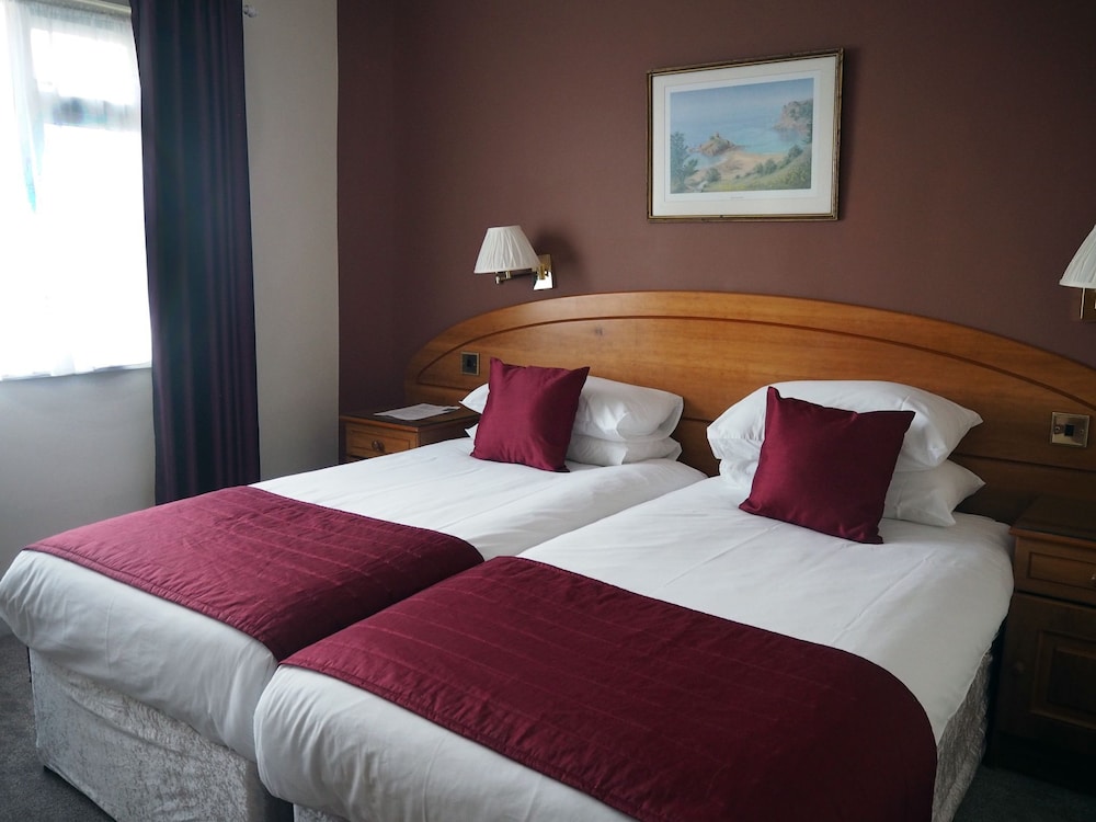 Twin Room, Ensuite (Partial Coastal View) photo 1