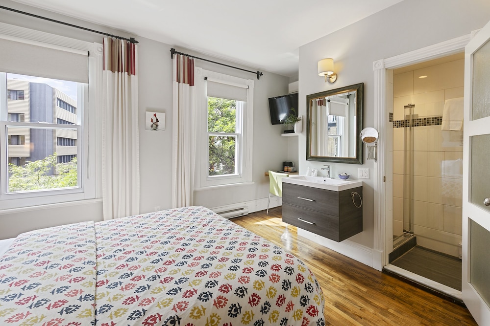 Standard Room, 1 Queen Bed thumbnail 6
