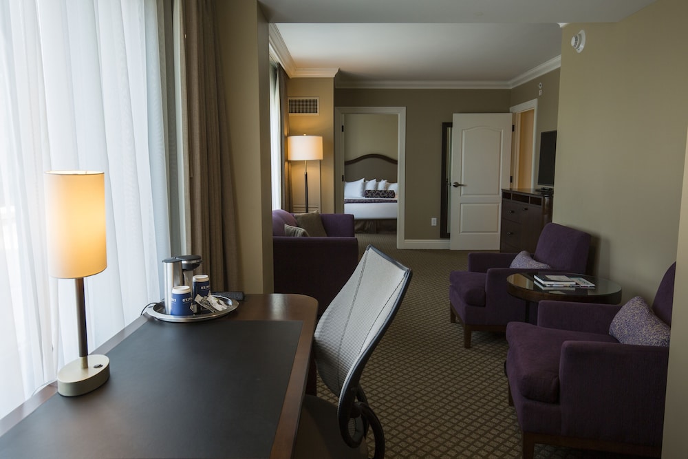 ADA Lakeview Queen Suite photo 1