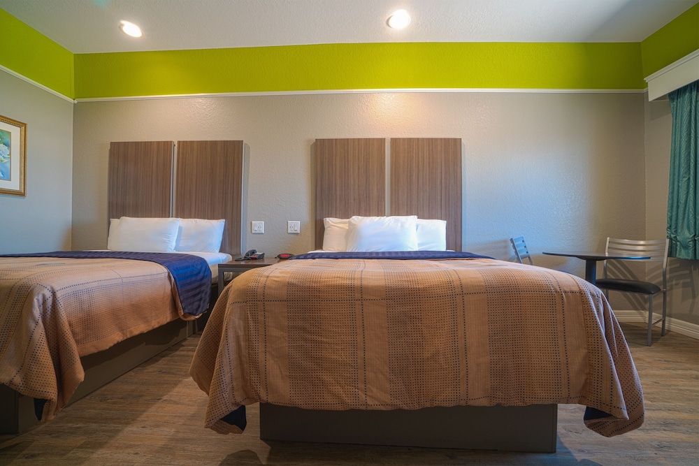 Room, 2 Queen Beds photo 3