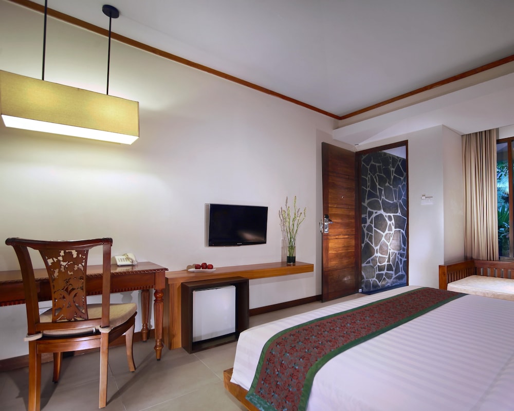 Deluxe Room, 1 Queen Bed, Pool View - Photo 2
