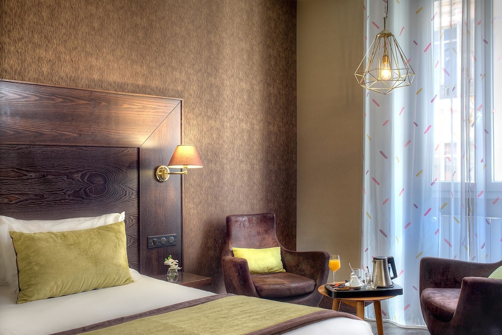 Junior Suite, 1 Queen Bed, Non Smoking - Photo 4