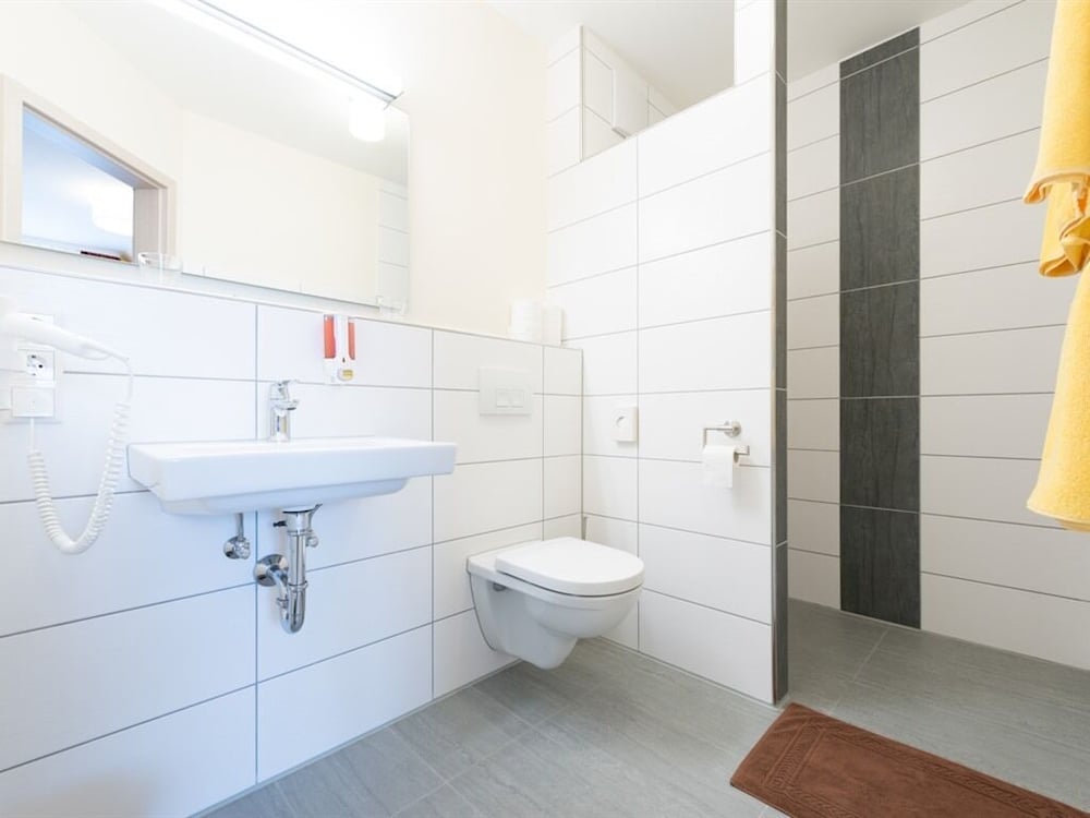 Deluxe Double or Twin Room, Ensuite photo 3