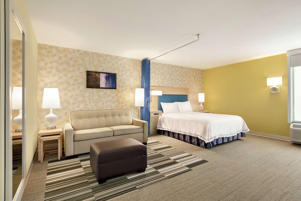 Suite, 1 Queen Bed, Accessible, Bathtub