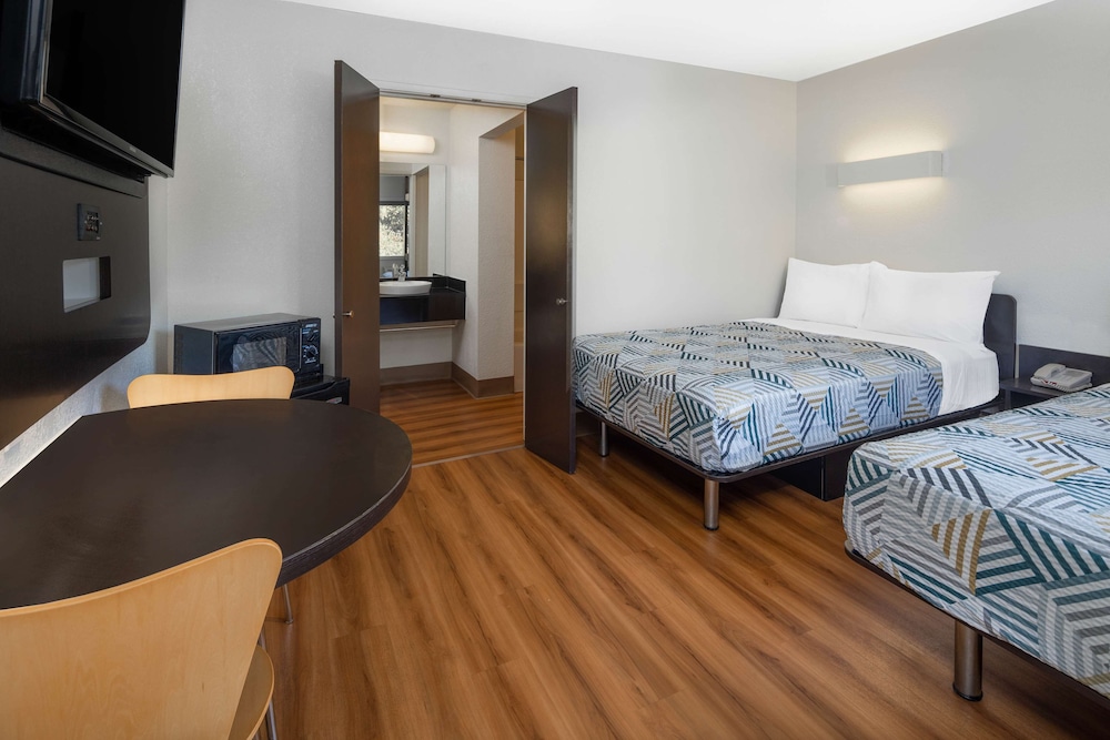 Standard Room, 2 Double Beds, Non Smoking photo 3