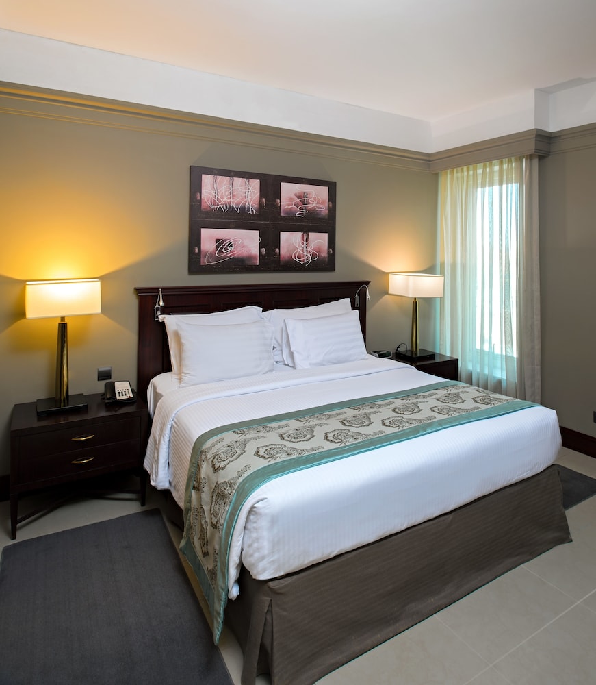 Deluxe Suite, 1 King Bed, Non Smoking photo 3