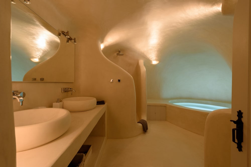 Kapari Honeymoon Suite with Private Indoor & Outdoor Hot tub - Photo 9