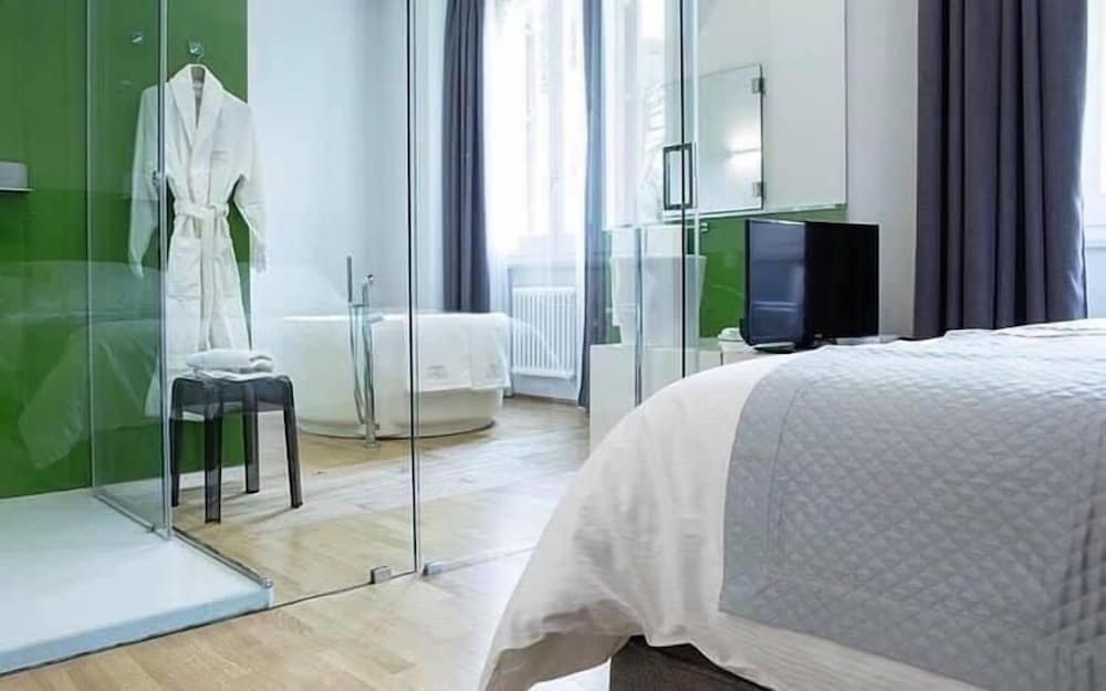 Superior Double or Twin Room, Bathtub