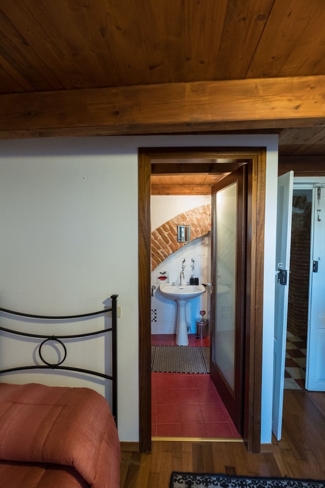 Duplex, 2 Twin Beds photo 3