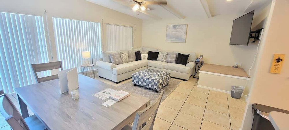 House, Multiple Beds, Kitchen, Pool View