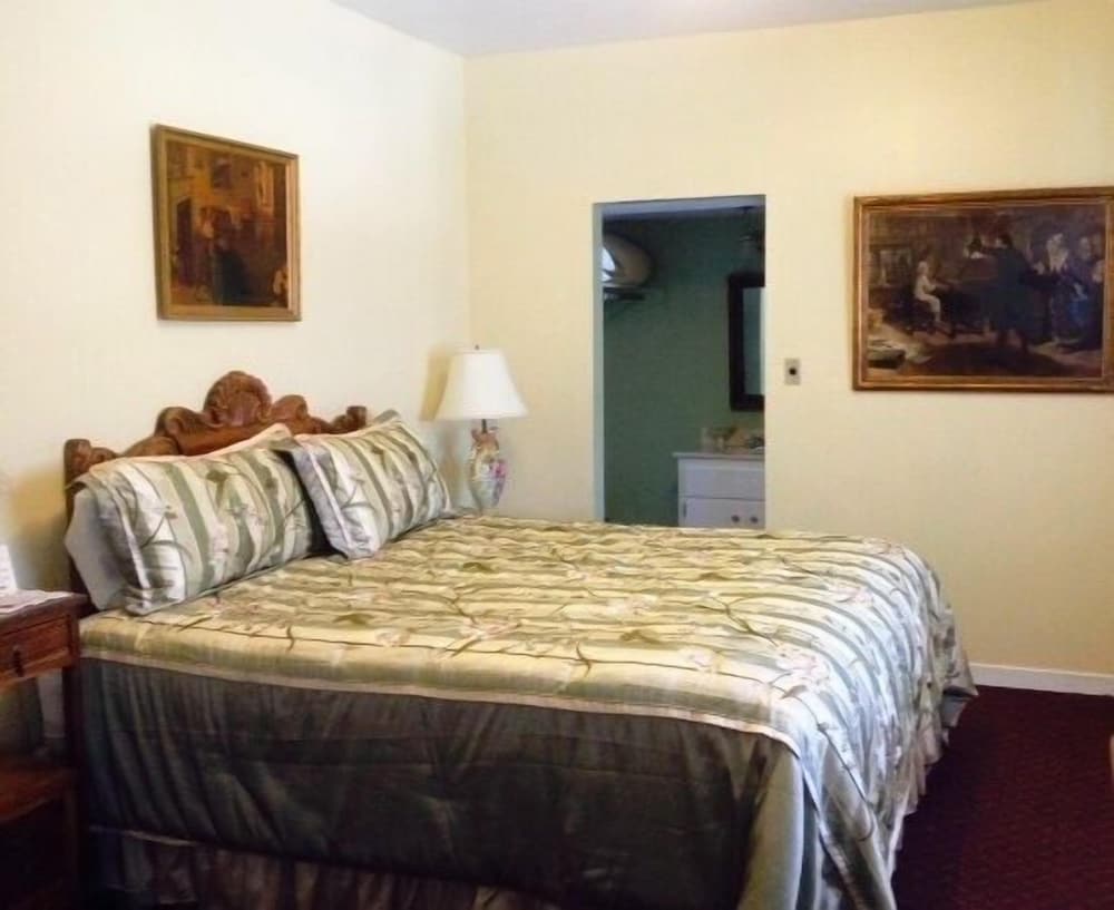 Superior Suite, 1 King Bed, Kitchenette - Photo 1