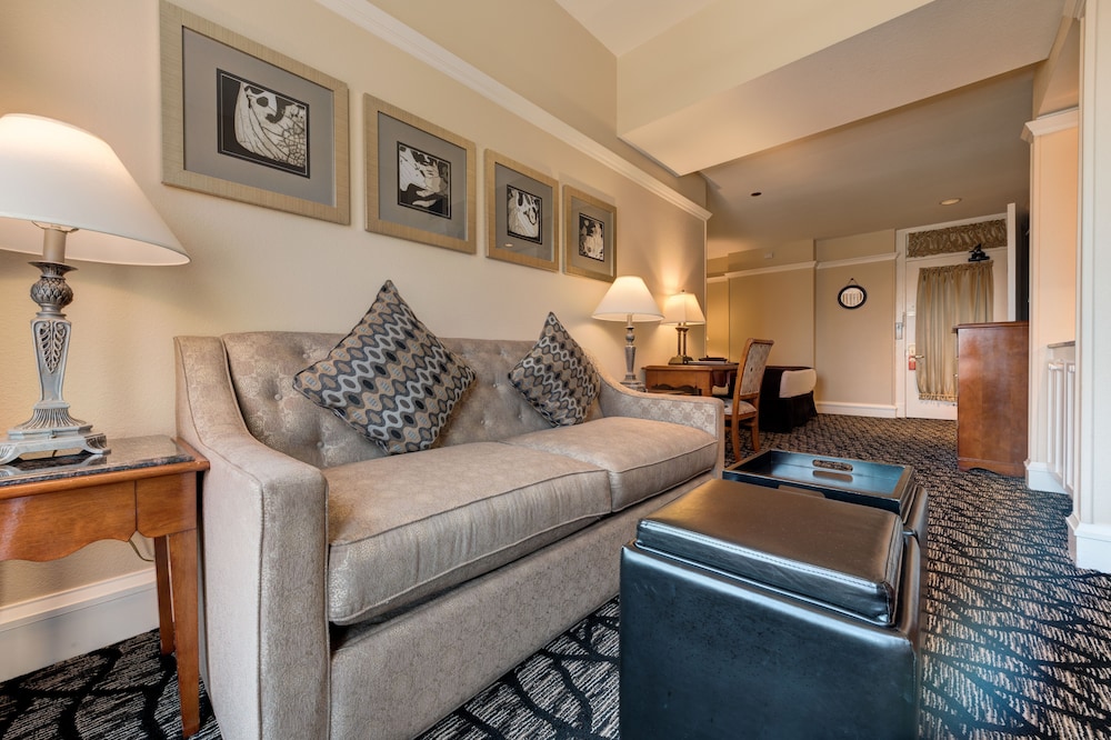 Junior Studio, 1 Queen Bed with Sofa bed, City View - Photo 16