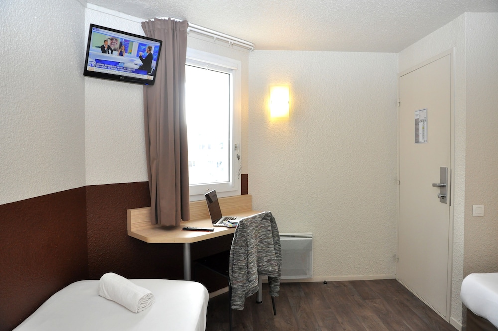 Standard, Two Twin Beds photo 3